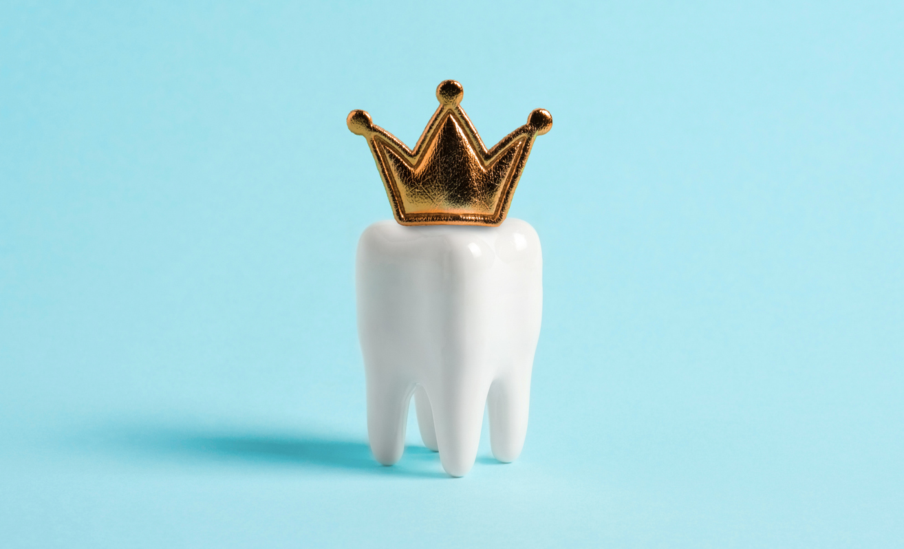 The image of the tooth wearing a crown on blue background represents the benefits of getting dental crowns.